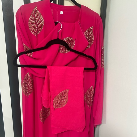 Vibrant Pink Abaya with matching scarf green/black Leaf Accents - Picture 4 of 8
